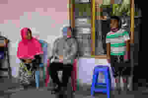 Takziah Di Rumah Duka KPPS yang Meninggal, Wali Kota Risma Disambut Isak Tangis