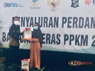 Bulog Cabang Surabaya Utara Salurkan Bantuan Beras Kepada 600 KPM