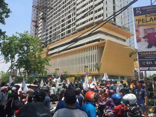 Puluhan Warga Asem Bagus Protes Jalan Akses Apartemen Gunawangsa