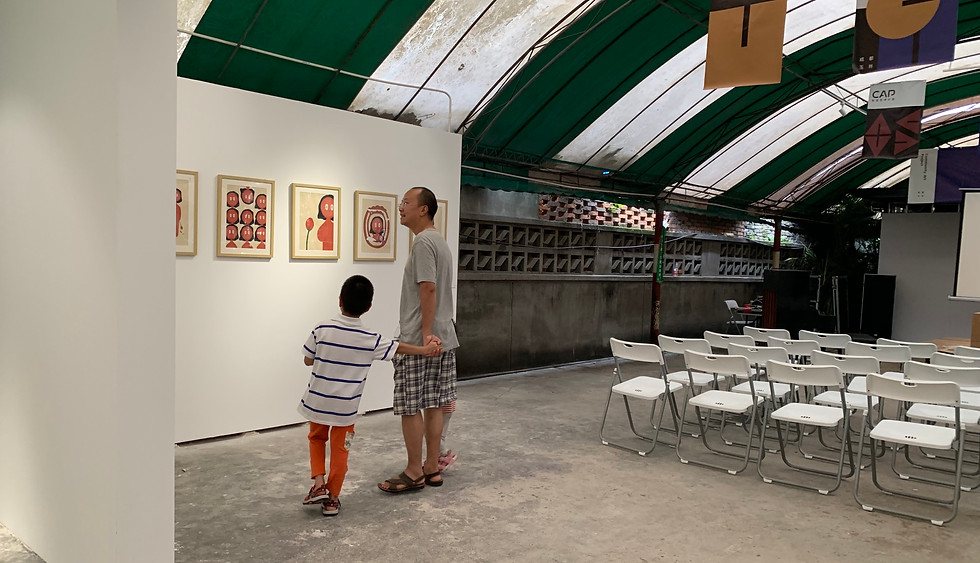 2019_9_1 一位附近居住的父亲带着两个儿子在车棚观展 .jpg