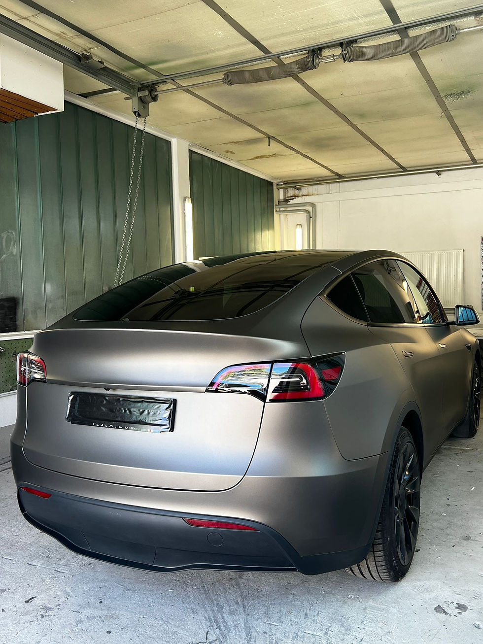 Mattgraue Vollfolierung eines Tesla