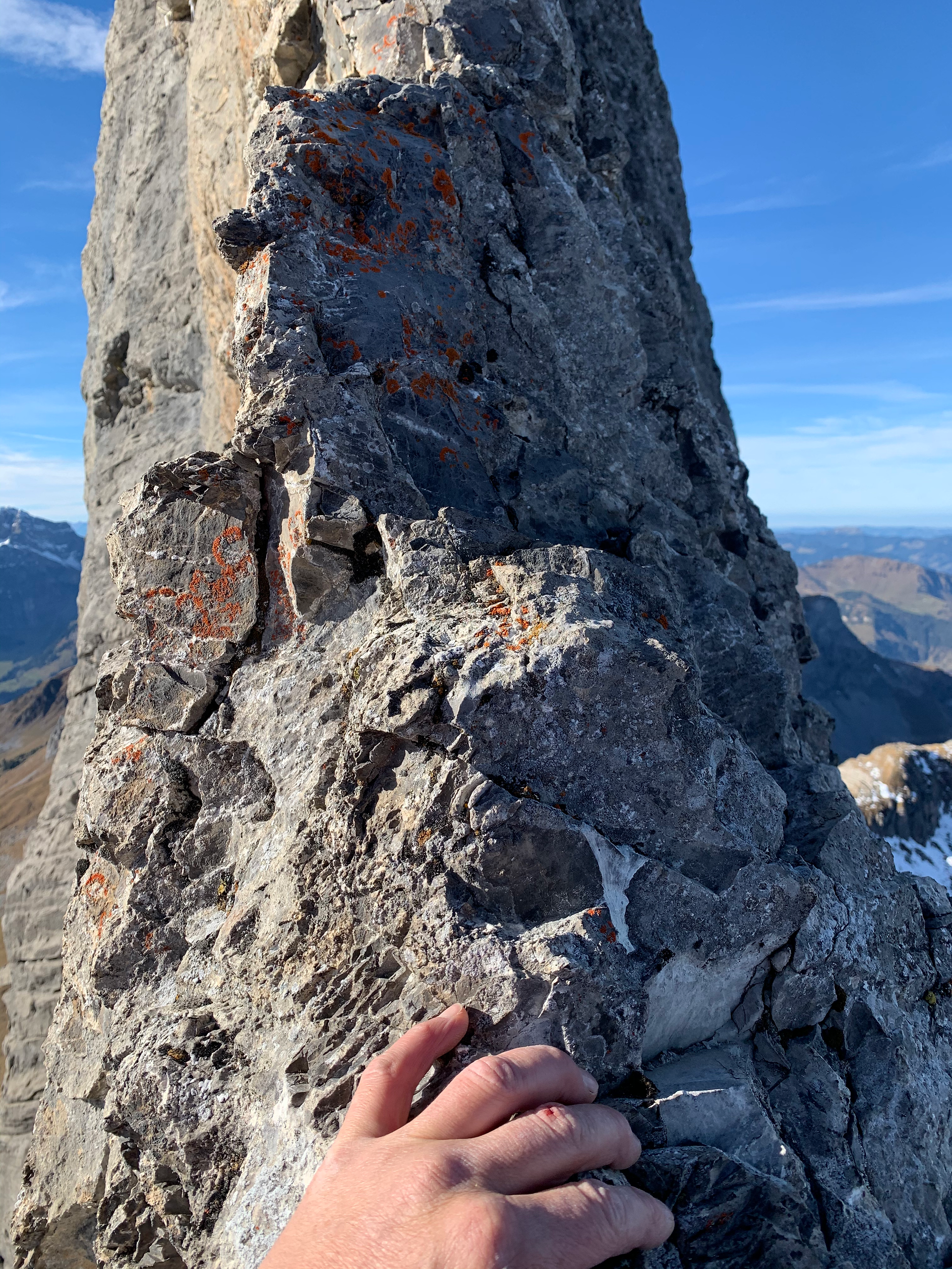 Griffiger Fels am Messer