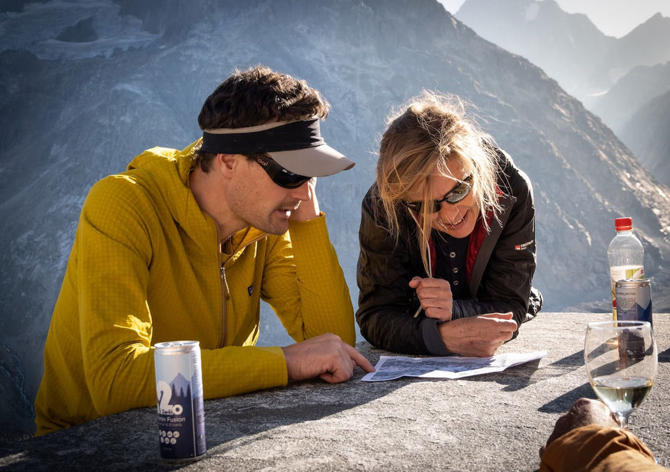 Tourenplanung mit Landkarte während einem Hochtourenkurs