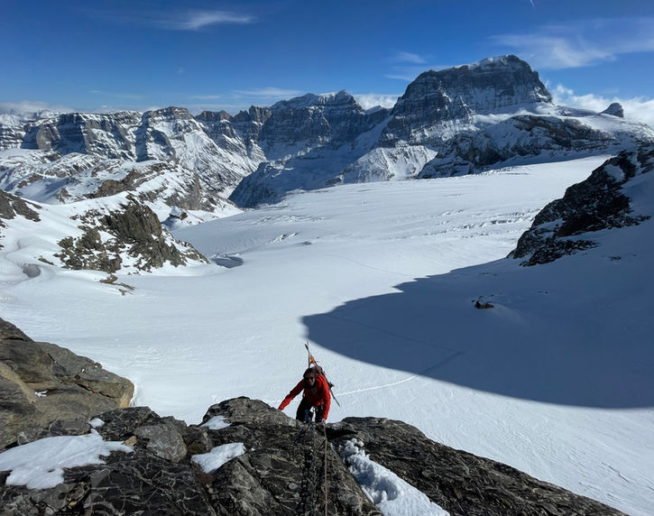 Klettersteig Tüfelsjoch mit Tödi im Hintergrund