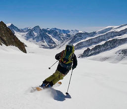 Abfahrt mit Ski über den Jungfraufirn in Richtung Konkordiaplatz