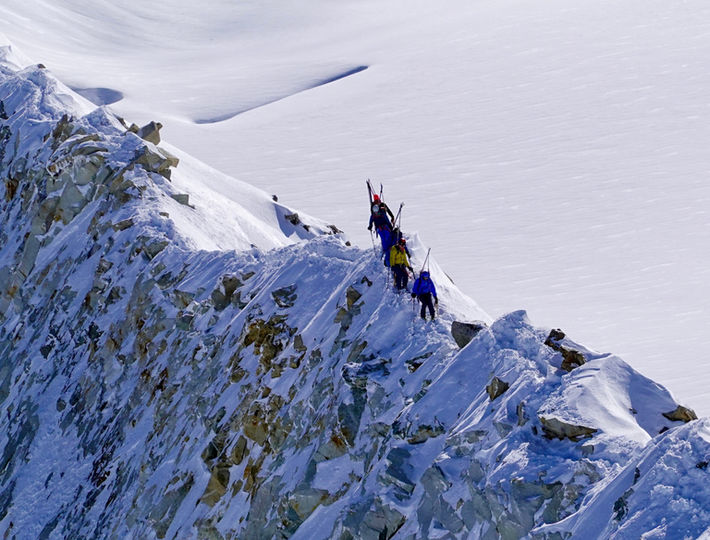 Skibergsteiger klettern über den Arete Blanc auf der Tour du Ciel