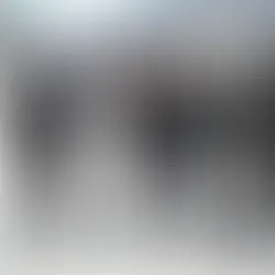 Personas posando en la calle con ropa streetwear