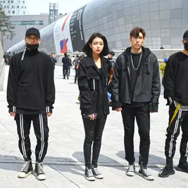 Personas posando en la calle con ropa streetwear