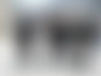 Personas posando en la calle con ropa streetwear