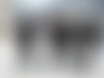 Personas posando en la calle con ropa streetwear