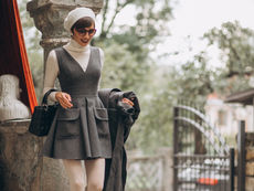 Chica con gorra y accesorios elegantes