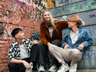 Grupo de jóvenes con estilo urbano