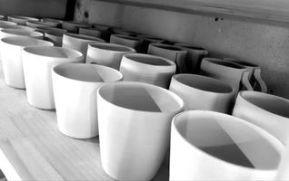 Het drogen van kopjes na het afdraaien in afwachting van de eerste biscuitoven.