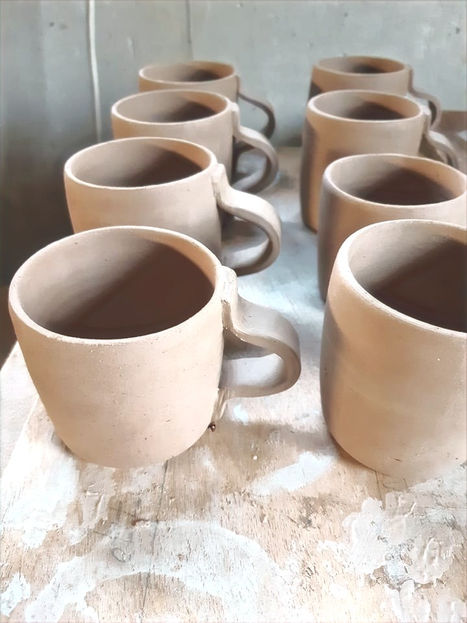 Droogfase koffietassen na het afdraaien en oren bevestigen in afwachting voor de eerste biscuitoven.