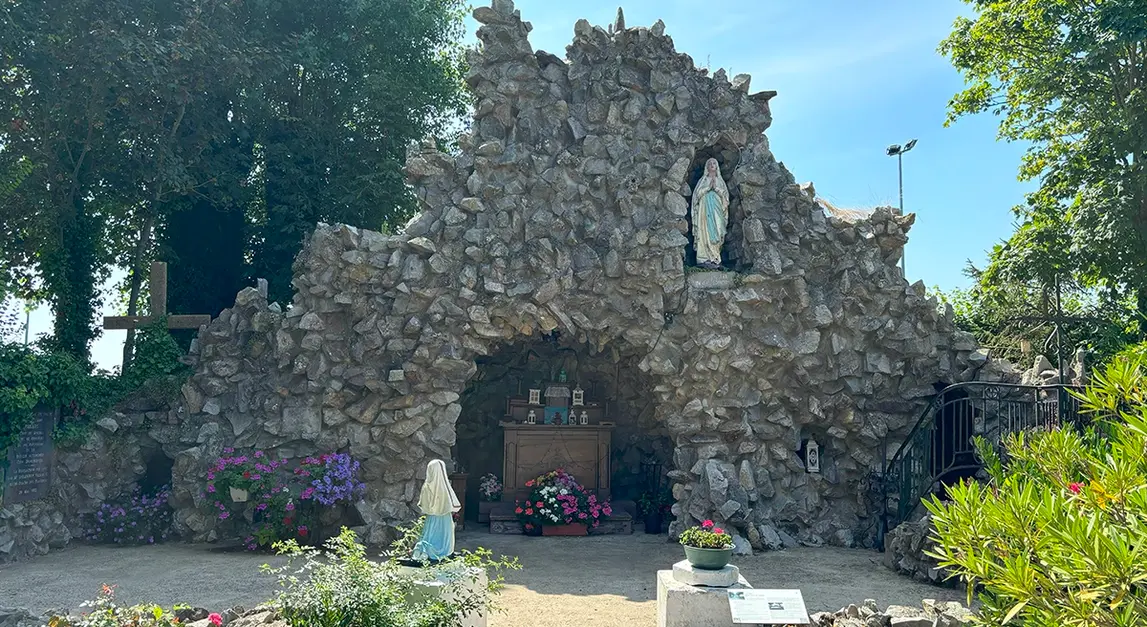 Grotte de Lourdes après démoussage complet, pierres nettoyées et statue restaurée