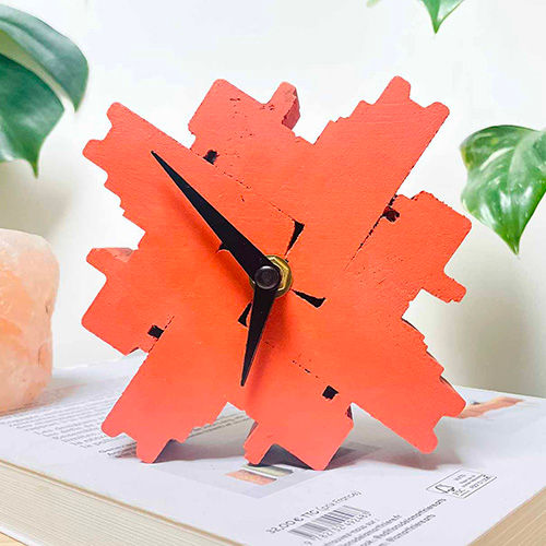Miniature : Création unique à Metz : horloge à poser faite main, alliant artisanat local et matériaux upcyclés.