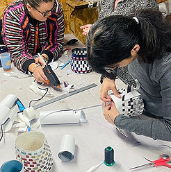 Atelier créatif et RSE, fabrication de cache-pot recyclé à partir de bâche publicitaires upcyclées, à Metz, par Lucie Allard Design.