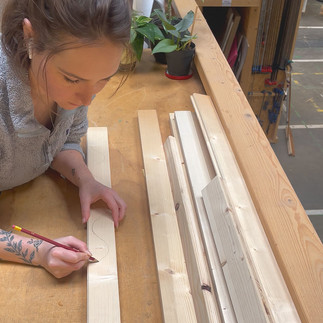 DIY zéro déchet pour recycler des chutes de bois en tuteurs pour plantes.