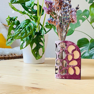 DIY pour fabriquer des soliflores écoresponsables à partir de cuir et de bois upcyclés.