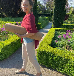 Julia mit Yogamatte