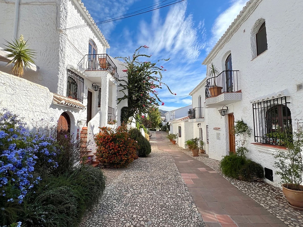 Perinteiset valkoiseksi maalatut andalusialaiset talot ja kapeat mukulakivikadut Capistrano Villagessa, Nerjassa, Espanjassa.