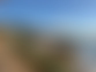 Mañana tranquila y soleada en Playa Burriana, Nerja, paseo casi vacío y olas suaves del Mediterráneo