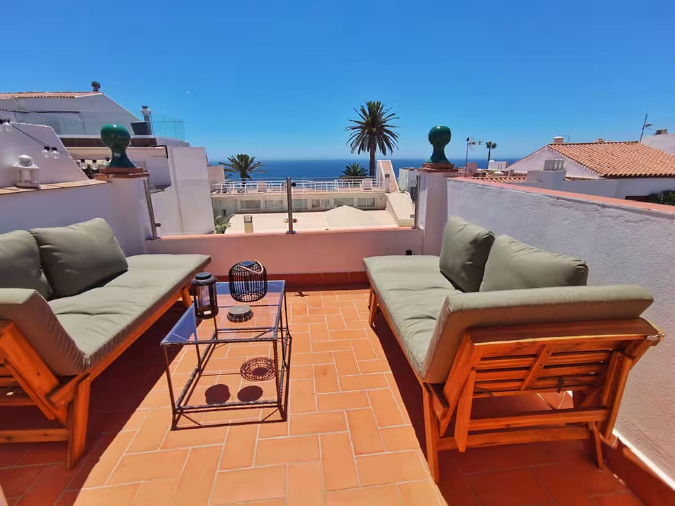 Loma-asunnon kattoterassi aurinkotuoleineen Nerjassa