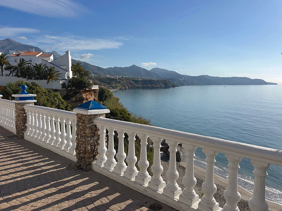 Näkymä Mirador del Benditolta Välimerelle ja kauempana Burrianan ranta, Nerja