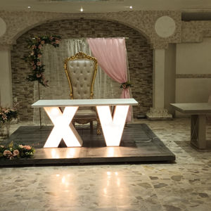 XV años con trono y mesa