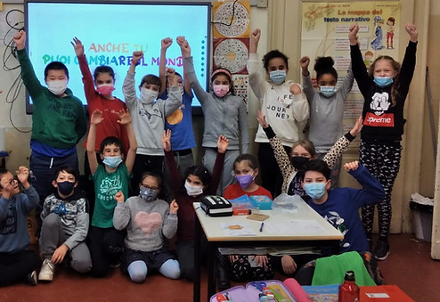 Immagine bambini a scuola 