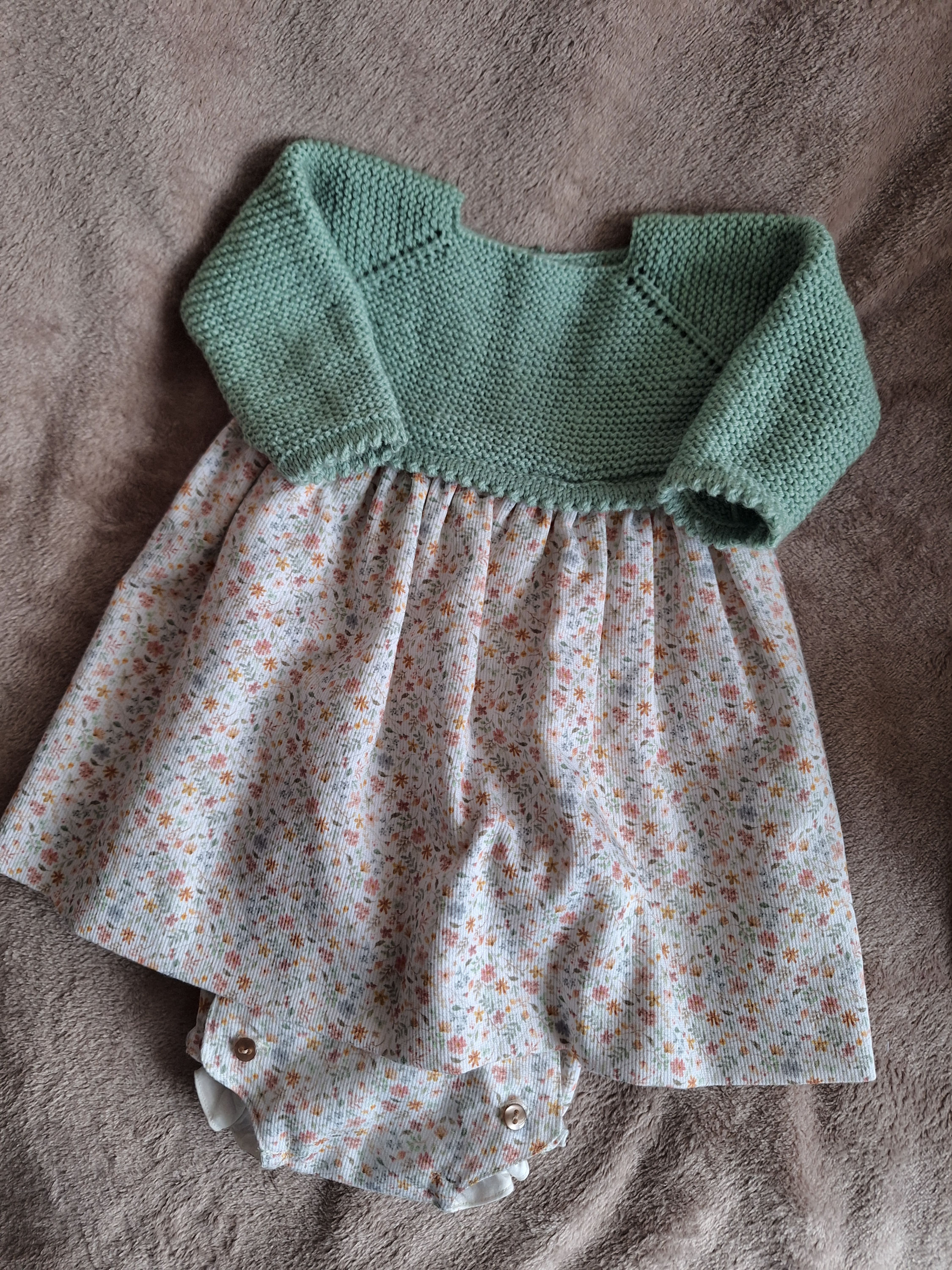 Vestido verde con cubrepañal