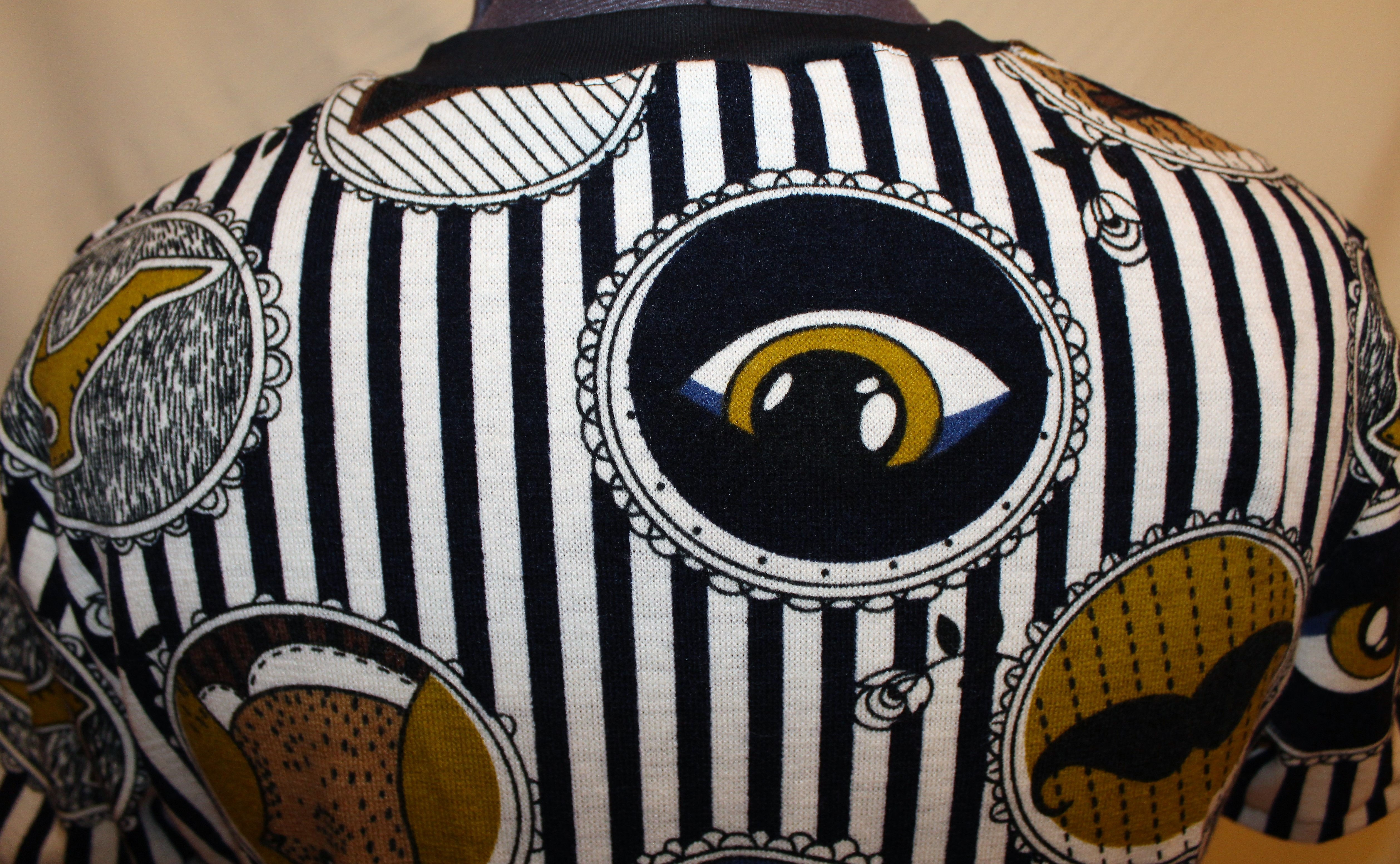 Tricott T-Shirt with blue strips and pattern