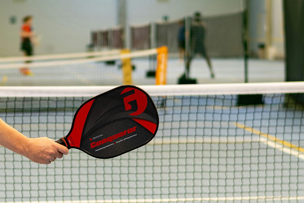 Pickleball-Spieler mit Schläger und Bällen auf dem Platz, Fokus auf Ausrüstung und Vorbereitung
