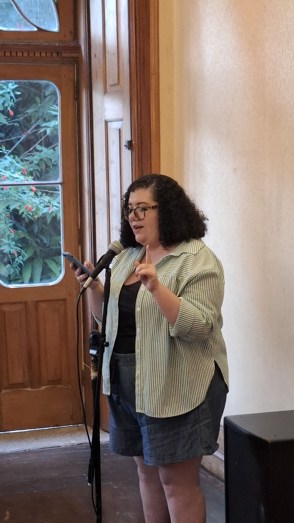 Autora recitando em sarau