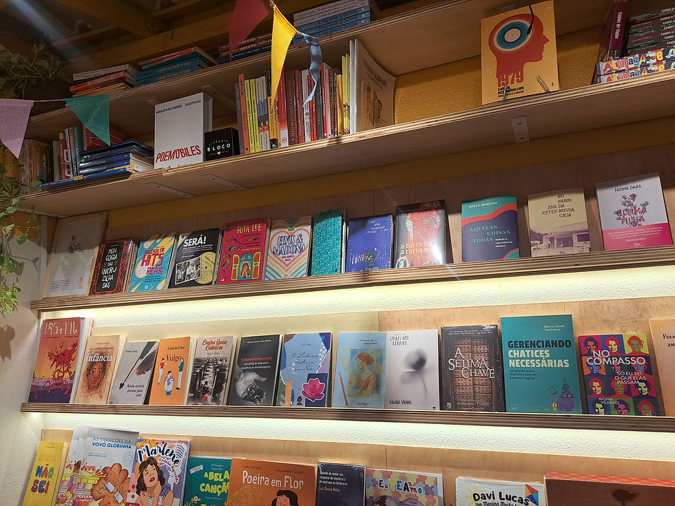 Livros em estante de livraria