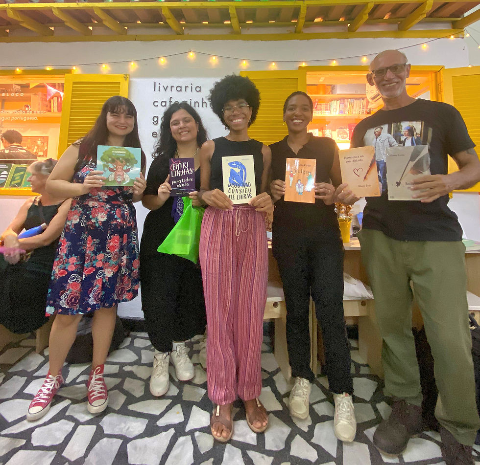 Escritores com seus respectivos livros em evento literário