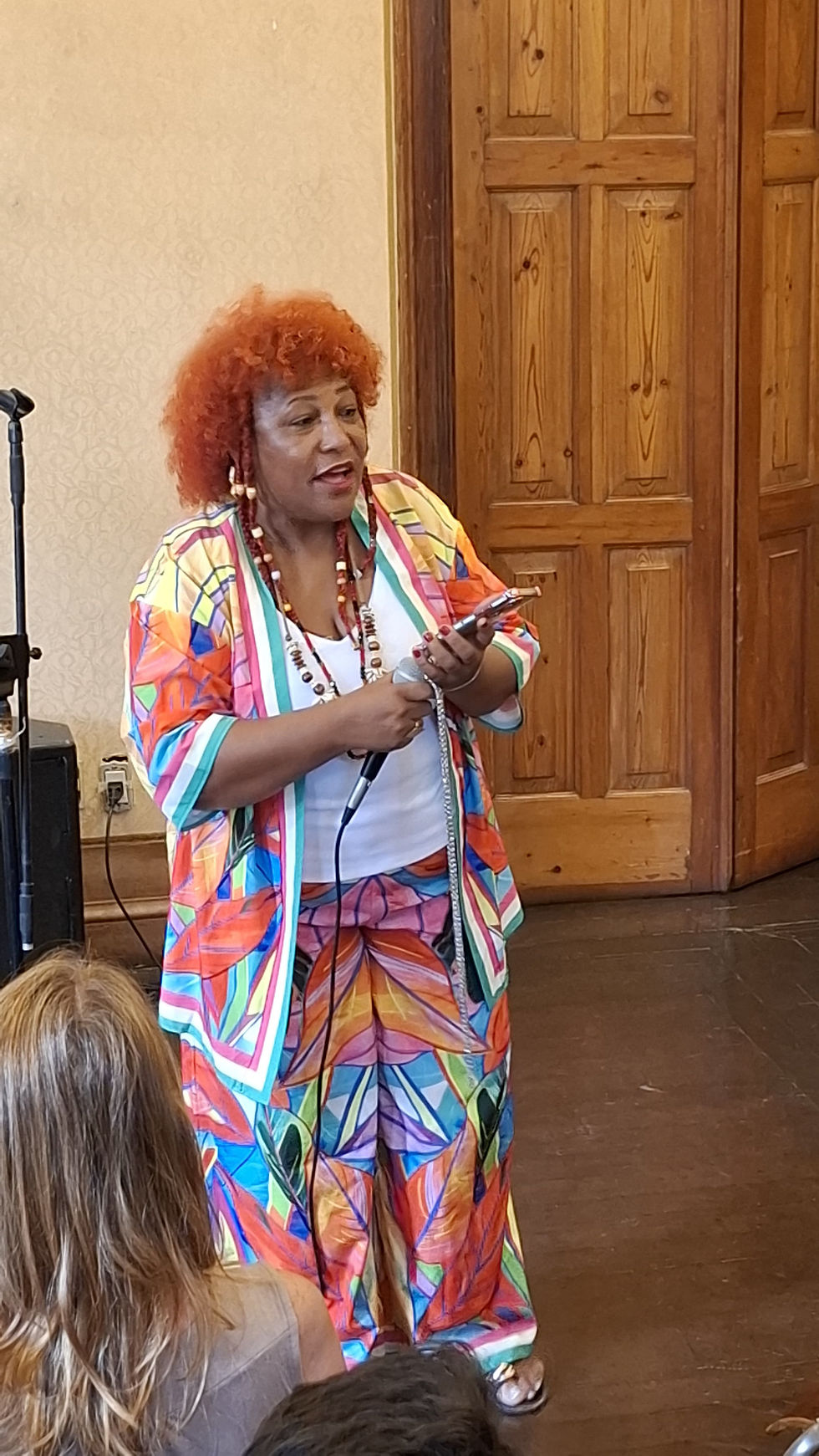 Cantora se apresentando em sarau