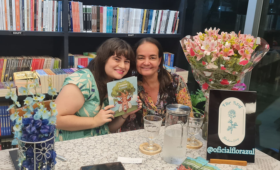 Imagem de escritora no lançamento de seu livro com amiga da família