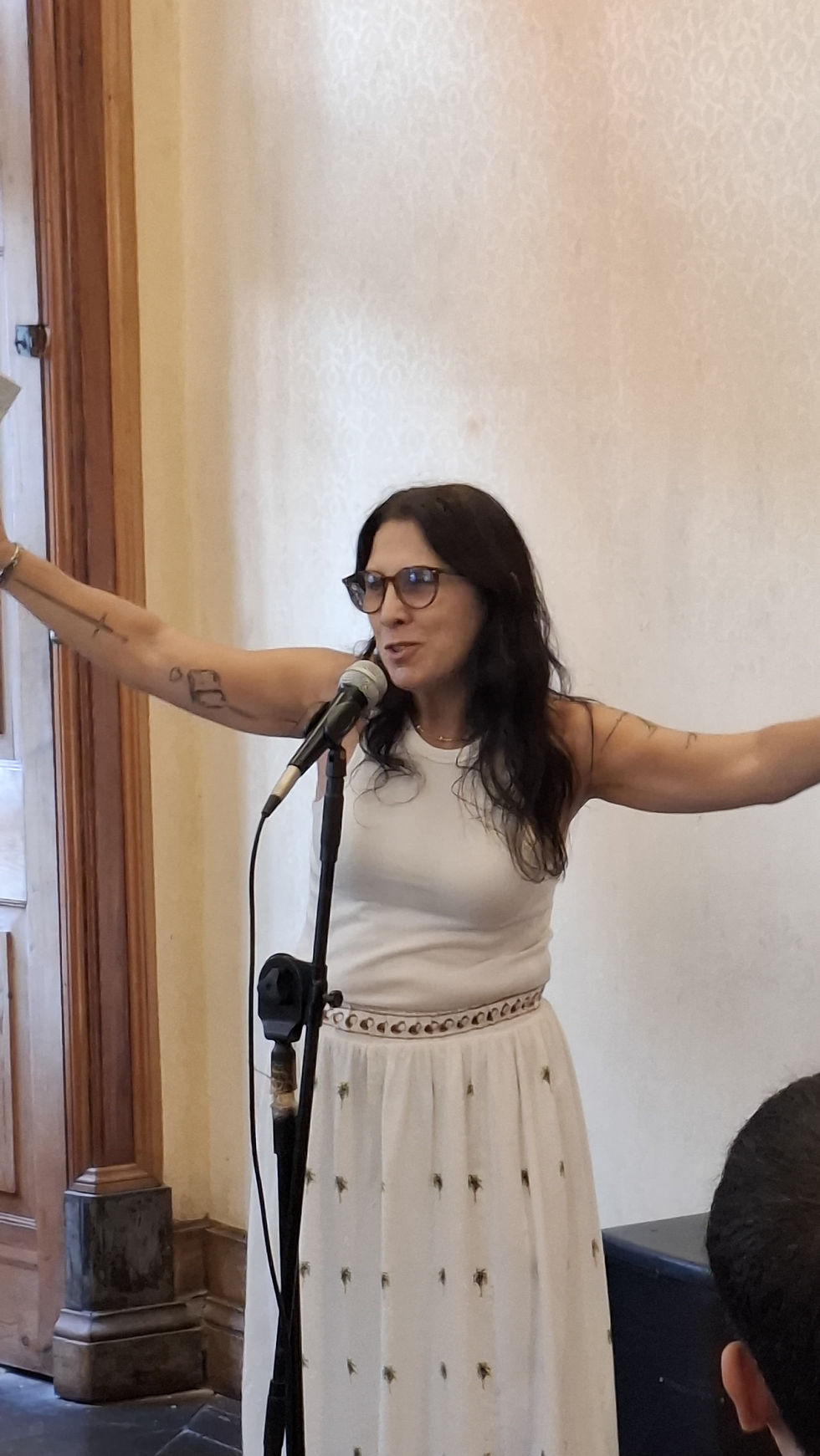 Autora se apresentando em sarau