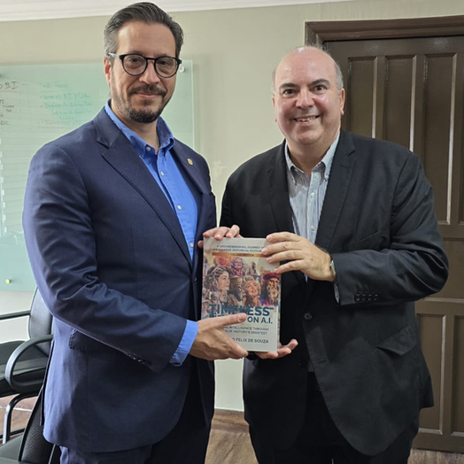 Alejandro entregando su libro a Fausto Fernández, Vice Ministro de Finanzas de Panamá, en un diálogo sobre políticas económicas y estabilidad fiscal.