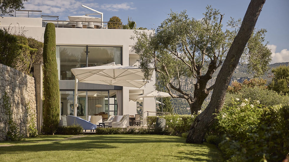 Garden and terrace of a prestige villa on the French Riviera