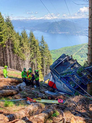 Mueren 14 personas al caer cabina de teleférico en Italia