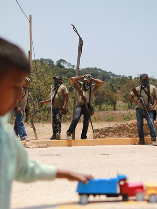 Niños marchan contra violencia y cambian armas por juguetes en sur de México