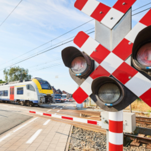 Infrabel bestudeert afschaffen van 6 overwegen tussen Brugge en Oostende.