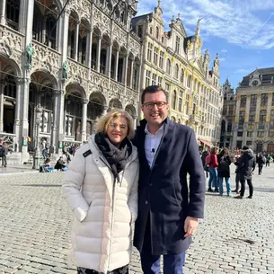 Kamerleden Tania De Jonge en Jasper Pillen (Open Vld) maken flexi-jobs ook mogelijk bij chocolatiers.