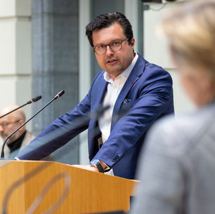 Jasper Pillen vraagt in Vlaams Parlement snel overleg over veiligheid op kusttram na zwaar geweld in De Haan 