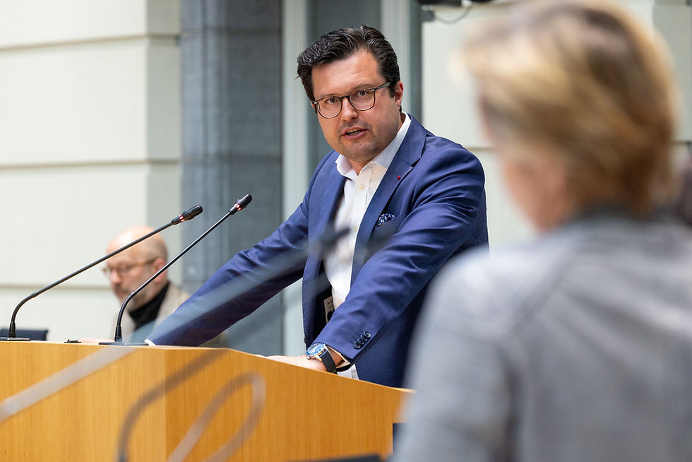 Jasper Pillen vraagt in Vlaams Parlement snel overleg over veiligheid op kusttram na zwaar geweld in De Haan