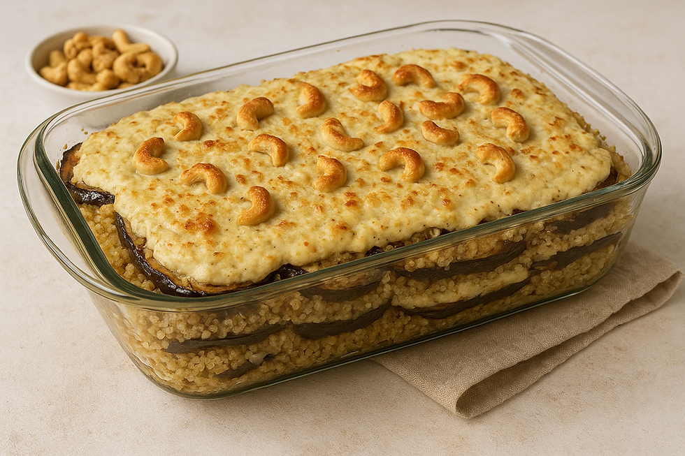 Lasagna de berinjela e quinoa com molho de castanhas em refratário, mostrando camadas de berinjela grelhada, quinoa cremosa e creme claro de castanhas por cima, gratinada no forno.