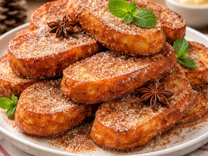 Rabanada de Natal cremosa e dourada, polvilhada com açúcar e canela, servida em prato branco decorado para ceia natalina.