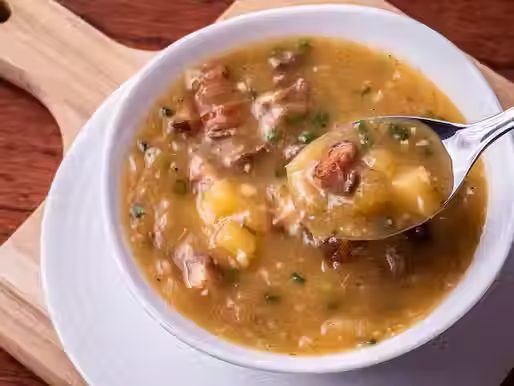 🥘 Caldo de Costela com Mandioca – Receita Cremosa e Perfeita para Dias Frios